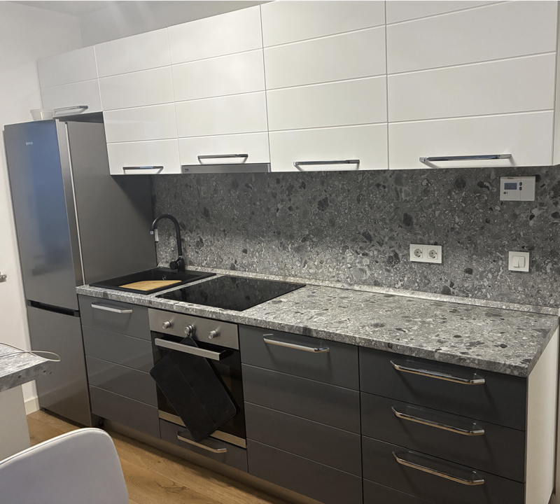 man having the back of his head shaved